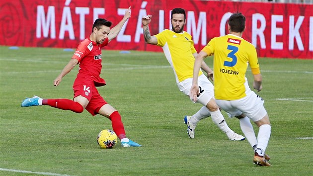 Jakub Přichystal ze Zbrojovky Brno pálí v utkání proti Jihlavě.