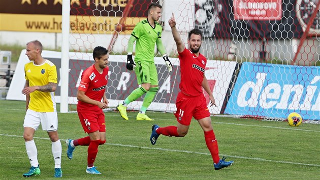 Jakub Pichystal (vlevo) a Adam Fousek ze Zbrojovky Brno slav gl v utkn proti Jihlav.