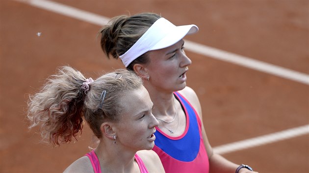 Kateina Siniakov (vlevo) a Barbora Krejkov v deblovm utkn charitativnho turnaje drustev en Tipsport Elite Trophy v Praze.