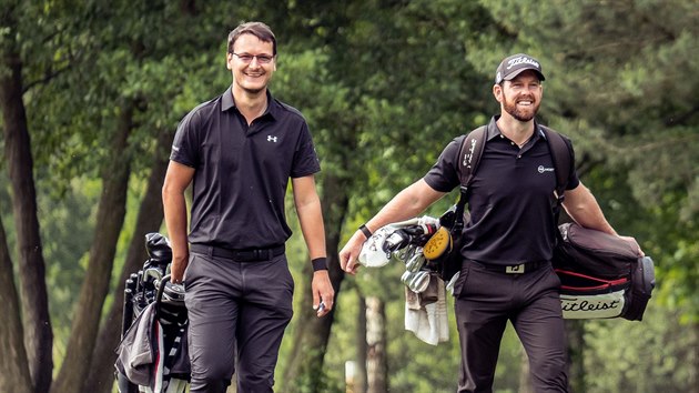 Dobe naloen et golfist Ondej Lieser (vlevo) a Stanislav Matu pi Gasco Open vGolf Resortu Lzn Bohdane.