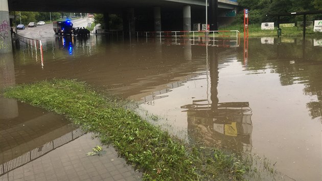 Pi bouce voda zatopila podjezd u ndra v prask Kri. (13. ervna 2020)