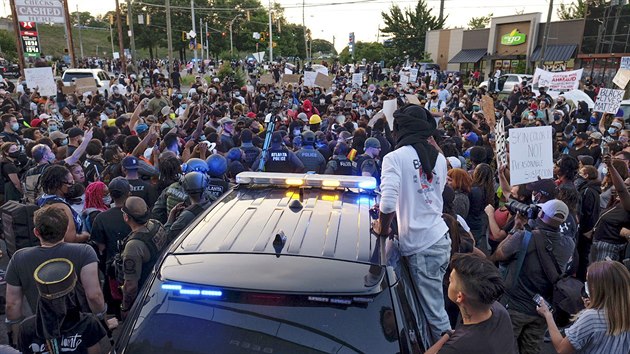 Zastelen Afroameriana policisty u restaurace v Atlant vyvolalo v USA dal masivn protesty. Demonstranti zablokovali dlnici a budovu zaplili. (13. ervna)