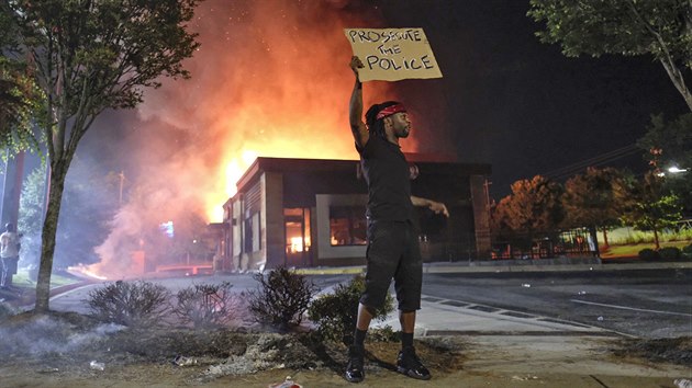 Zastelen Afroameriana policisty u restaurace v Atlant vyvolalo v USA dal masivn protesty. Demonstranti zablokovali dlnici a budovu zaplili. (13. ervna)