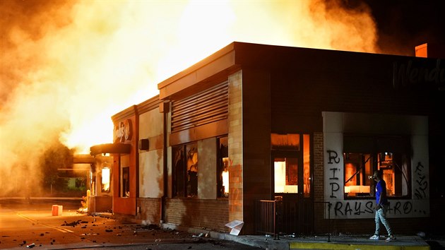 Zastelen Afroameriana policisty u restaurace v Atlant vyvolalo v USA dal masivn protesty. Demonstranti zablokovali dlnici a budovu zaplili. (13. ervna 2020)