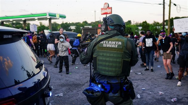 Zastelen Afroameriana policisty u restaurace v Atlant vyvolalo v USA dal masivn protesty. Demonstranti zablokovali dlnici a budovu zaplili. (13. ervna 2020)