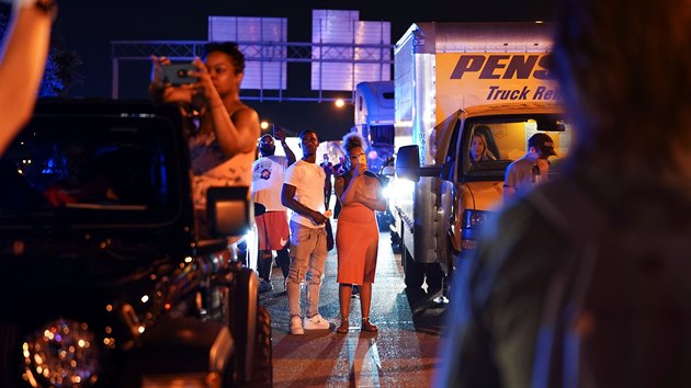 Zastelen Afroameriana policisty u restaurace v Atlant vyvolalo v USA dal masivn protesty. Demonstranti zablokovali dlnici a budovu zaplili. (13. ervna 2020)