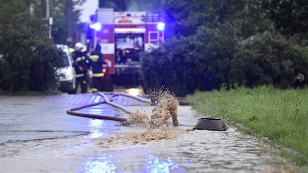 Hasiči v Otrokovicích, kde přívalové deště způsobily značné škody, čerpali vodu ze zatopených sklepů. (13, června 2020)