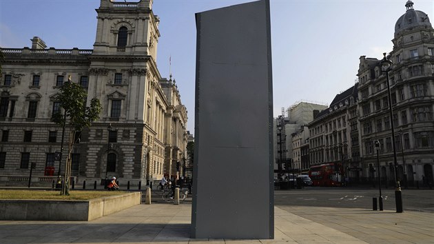 V Londn zakryli sochu Winstona Churchilla, kter se stal dalm terem odporu v rmci protest proti rasismu. (12. ervna 2020)