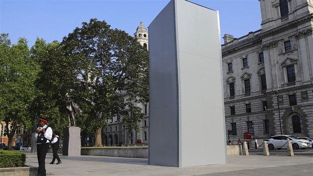 V Londn zakryli sochu Winstona Churchilla, kter se stal dalm terem odporu v rmci protest proti rasismu. (12. ervna 2020)