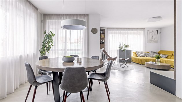 Změna dispozice přízemí dopomohla k vybudování prostorné a světlé místnosti, která je společná pro obývací pokoj, jídelnu a kuchyň.