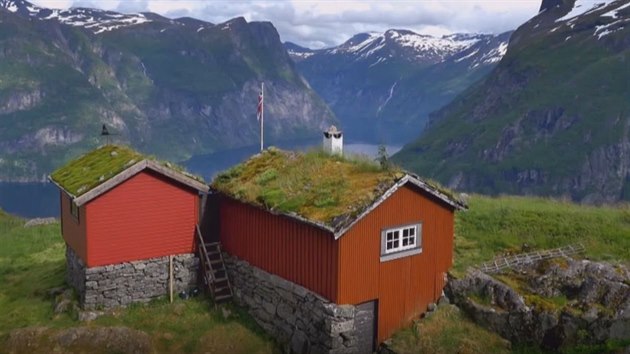 Lovecká chata nad fjordem stojí téměř na vrcholu vysokého pohoří.