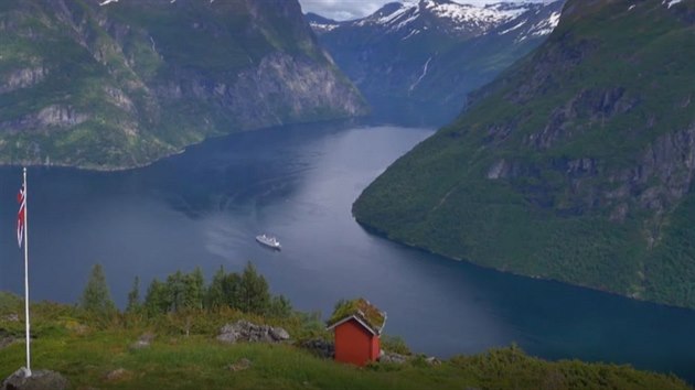 Kadibudka nad fjordem: podle majitelky u ní nikdo nezavírá dveře, aby se mohl kochat pohledem do údolí.