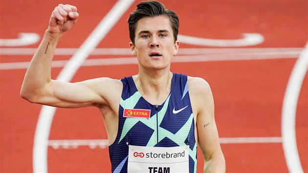 Norsk bec Jakob Ingebrigtsen se raduje z vtzstv v zvod na 2000 metr na mtinku   Impossible Games v Oslu.