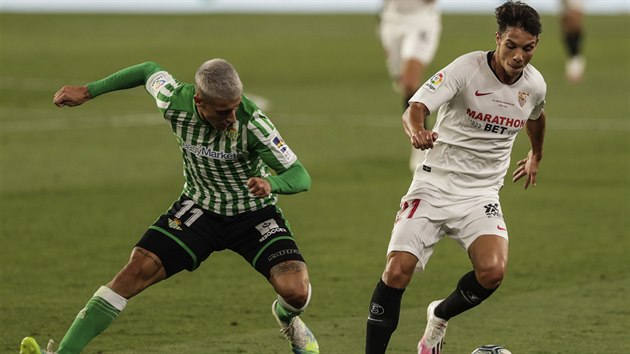 Cristian Tello (vlevo) z Betisu v souboji s Oliverem Torresem z FC Sevilla.