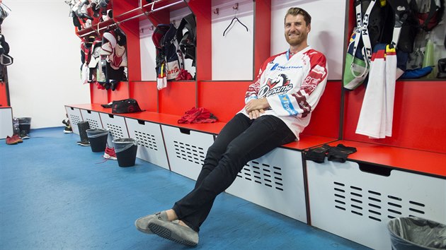 Nov posila hokejist extraligovch Pardubic Jakub Nakldal pzuje na svm mst v kabin.