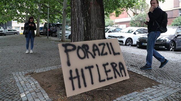 V blízkosti sochy se také objevila cedule s nápisem "Porazil Hitlera". (11.6.2020)