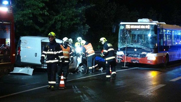 Nehoda pekask dodvky s autobusem v praskm Branku. (18.6.2020)