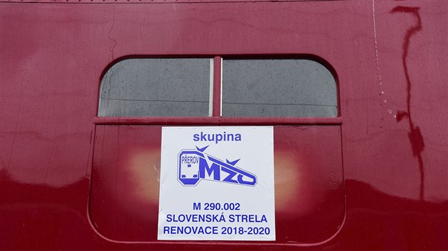 Detail legendrnho elezninho vozu Slovensk strela, kter pijel 19. ervna 2020 na ndra v Perov. Pracovnci v perovskch opravnch firmy MO - elektronika opatili vz vyroben v roce 1936 novm ntrem. Z Perova pojede Slovensk strela do eleznin stanice Hranice na Morav. V dln v Hranicch pak bude pokraovat rekonstrukce vozu.