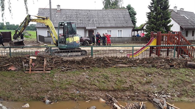 V oblasti zasaen niivou bleskovou povodn na pomez Olomoucka a umperska pomhaj kad den a dv stovky hasi.