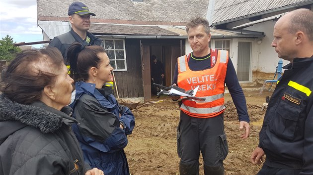 V oblasti zasažené ničivou bleskovou povodní na pomezí Olomoucka a Šumperska pomáhají každý den až dvě stovky hasičů.