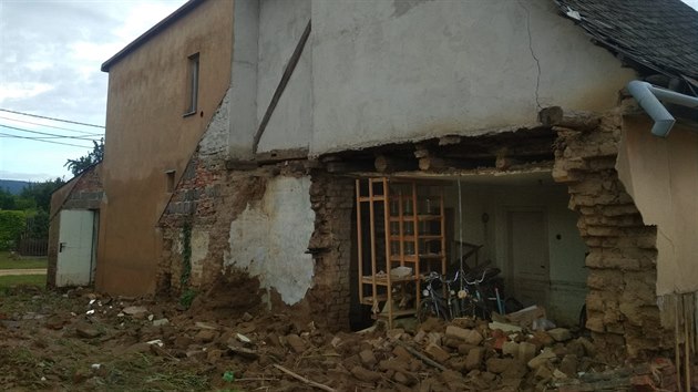 V obcch na pomez Olomoucka a umperska zasaench bleskovou povodn budou muset bt zbourny nejmn dva rodinn domy, jednu budovu mus hasii stabilizovat podprami.