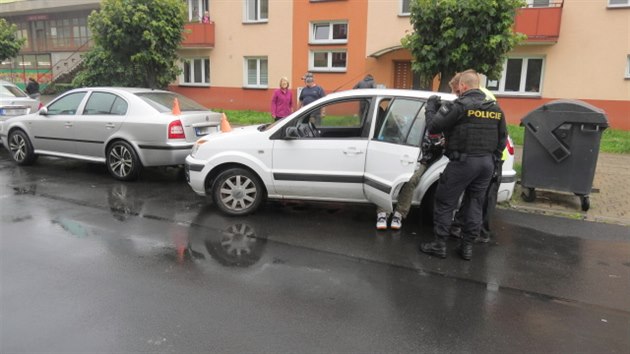 Opil idi se pokusil v Perov zaparkovat, naboural u toho ale dv auta. Navc si ho vimli policist, na kter byl mu agresivn.