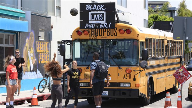 Basketbalov autobus ve Venice Beach se stal zrove autobusem protestnm.