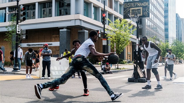 Protestujc za rasovou rovnost ve Washingtonu si krt as basketbalem.