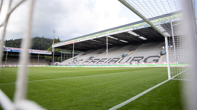 Przdn Schwarzwald-Stadion ve Freiburgu ped bundesligovm zpasem