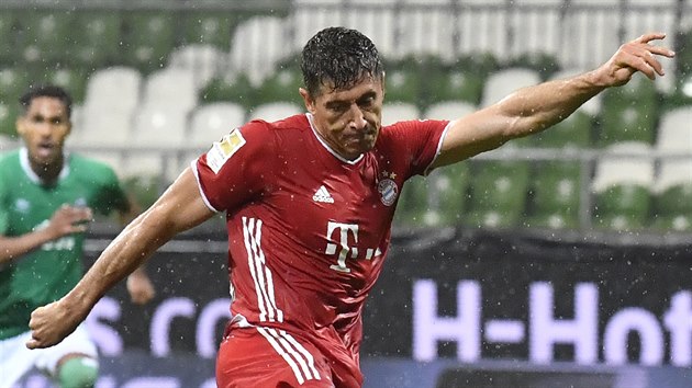 Robert Lewandowski z Bayernu Mnichov se prosazuje v zpase s Werderem Brmy.