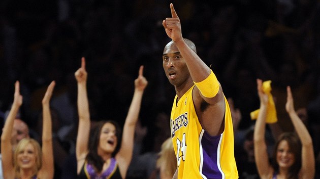 Kobe Bryant se raduje s cheerleaders Los Angeles Lakers ze spoluhrovy trefy.