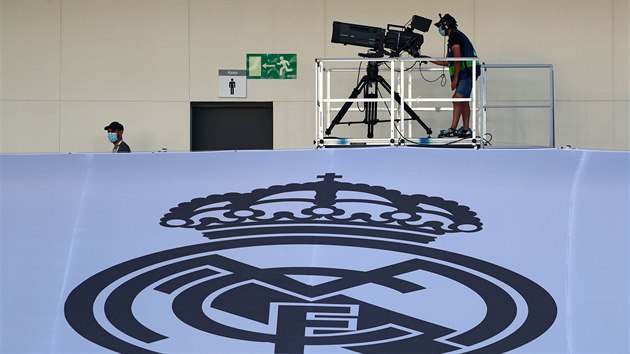 Kameraman snm zpas na stadionu Realu Madrid.