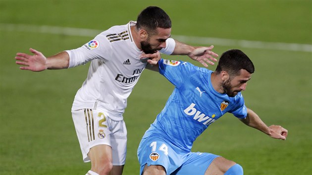 Dani Carvajal (vlevo) z Realu Madrid napad Joseho Luise Gayu z Valencie.