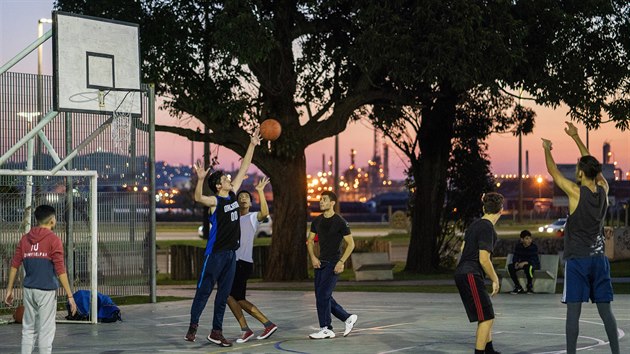 Mladci v uruguayskm Montevideu se seli v parku, aby si zahrli basketbal.