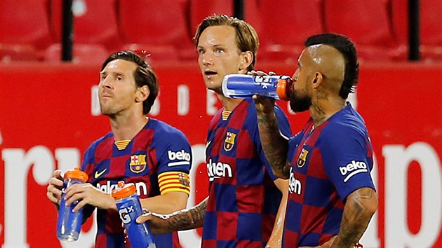 Lionel Messi, Ivan Rakiti a Arturo Vidal (zleva) z Barcelony se oberstvuj.