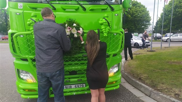 Šoféři kamionů na parkovišti v Jičíně zdobili tahače, pak vyrazili na poslední rozloučení s kolegou (10. 6. 2020).