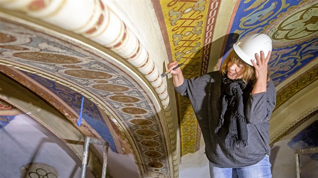 Téměř 130 let se nástěnných maleb ve Velké synagoze v Plzni nikdo nedotýkal. Některé části ale byly v kritickém stavu. Nyní je opravují restaurátoři. Na snímku je Renata Drahotová. (9. 6. 2020)