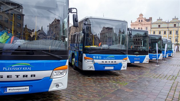 Společnost Arriva představila na plzeňském náměstí Republiky nové autobusy. Poprvé s nimi vyjede v neděli. (10. 6. 2020)