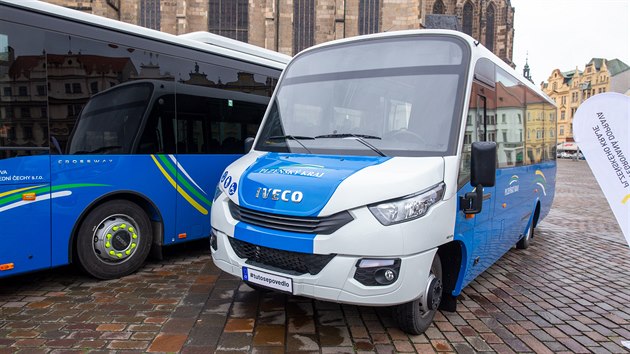 Společnost Arriva představila na plzeňském náměstí Republiky nové autobusy. Poprvé s nimi vyjede v neděli. (10. 6. 2020)