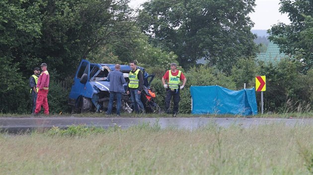 Pi nehod kamionu s dodvkou v Tisov na Tachovsku zemela jedna ena, dalch sedm lid se zranilo.  (16. 6. 2020)