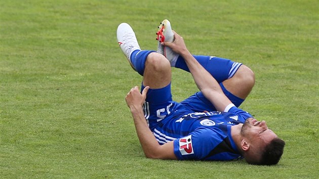 Olomouck fotbalista Martin Hla se svj v bolestech na trvnku.