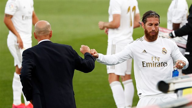 Sergio Ramos z Realu Madrid si po vystdn v utkn s Eibarem uk pst s trenrem Zinedinem Zidanem.