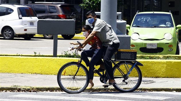 Zatmco v jinch zemch lid od letoka jezd vce na kole kvli ekologickm i zdravotnm dvodm, ve Venezuele je hlavnm faktorem palivov krize. (8. ervna 2020)