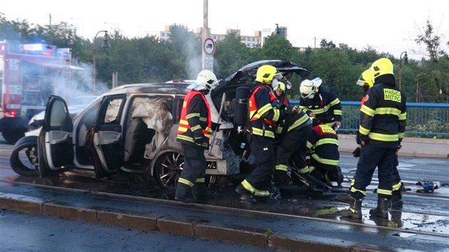 Hasii zasahovali v ptek asn rno v Chodovsk ulici v Praze 4 u poru osobnho automobilu, kter zaal hoet po dopravn nehod. (12. ervna 2020)