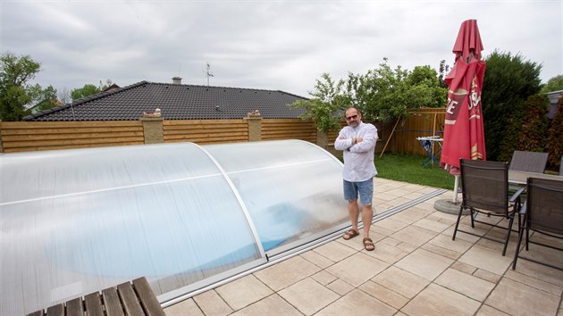 Krytý bazén je jednou z vášní, které Michal Gulyáš v létě rád podléhá.