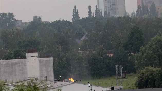 V Českém Těšíně od čtvrtečního rána hoří na čerpací stanici nádrže na LPG. Policie zadržela jednoho člověka, dopravu odklání. (18. června 2020)