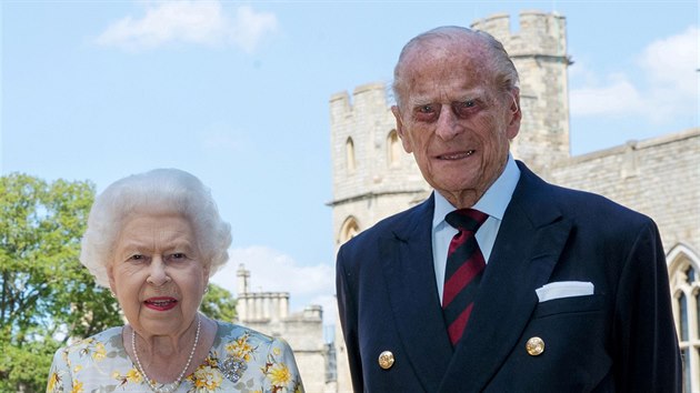 Královna Alžběta II. a princ Philip na portrétu k 99. narozeninám manžela panovnice (Windsor, 1. června 2020)