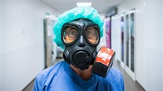 Lékaka na JIP stockholmské nemocnice s ochrannou maskou proti koronaviru (11....