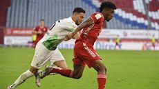 Kingsley Coman z Bayernu (vpravo) a Ramy Bensebaini z Borussie Mönchengladbach.