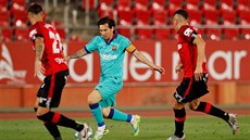 Lionel Messi z Barcelony kli�kuje mezi hrá�i Mallorky.